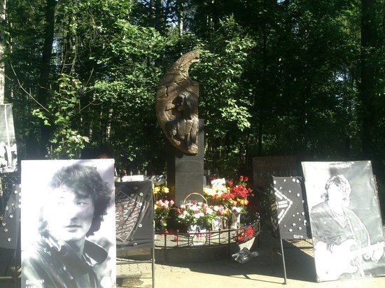 В Петербурге осквернили могилу Виктора Цоя