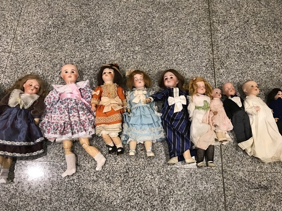 У пассажирки в «Домодедово» нашли в чемодане 25 старинных кукол